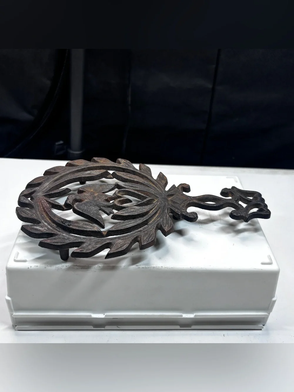 Vintage 1949 J.Z.H. Cast Iron Trivet Eagle & Heart Wreath Americana heart - Picture 6 of 10